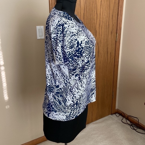 𝅺JM Collection Abstract Short Sleeve Top Blue White PM Petite Medium - Picture 4 of 9